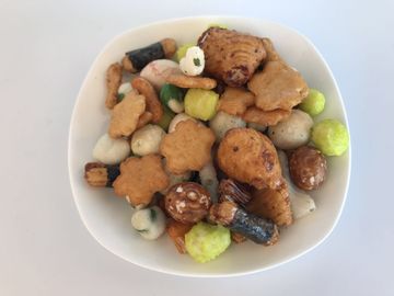 Kacang / Padi 2 Makanan Ringan Makanan Pedas Kerupuk Campur Kalori Rendah Dalam Tas Pedagang