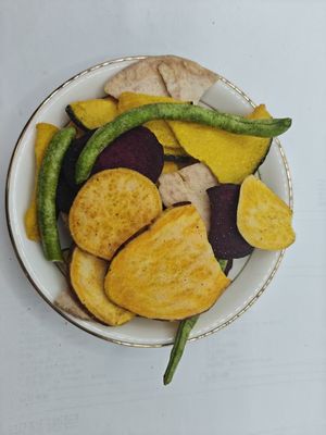 Chips buah dan sayuran dengan Chips buah dan sayuran