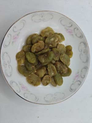 Black Gold Bawang Putih Infused Emerald Broad Bean Chips