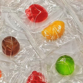 Permen gummy warna-warni yang dibungkus satu per satu untuk pesta, acara, dan dinikmati sehari-hari