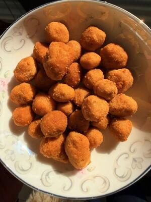 Camilan Kacang Renyah Kuning Telur Emas dengan Rasa Telur Asin dan Pedas dalam Kemasan OEM Kustomisasi