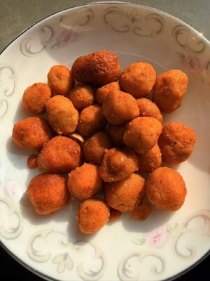 Camilan Kacang Renyah Kuning Telur Emas dengan Rasa Telur Asin dan Pedas dalam Kemasan OEM Kustomisasi