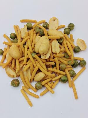 Triple Crunchy Tekstur Kacang Campur Dengan Tongkat - Rasa Renyah yang Sempurna Makanan ringan Kacang Kedelai Siap Makan