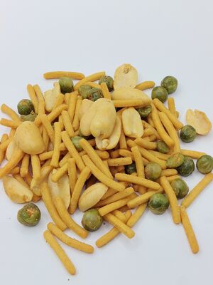 Triple Crunchy Tekstur Kacang Campur Dengan Tongkat - Rasa Renyah yang Sempurna Makanan ringan Kacang Kedelai Siap Makan