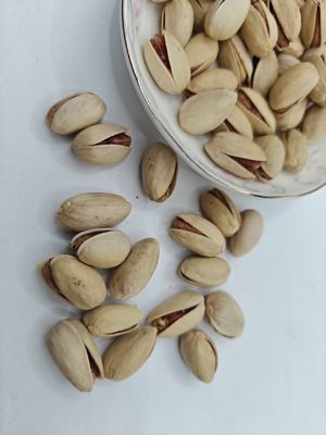 Pistachio Panggang dan Bergaram dengan Cangkang