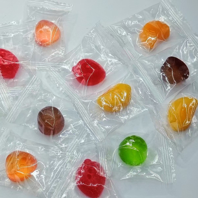 Permen gummy warna-warni yang dibungkus satu per satu untuk pesta, acara, dan dinikmati sehari-hari