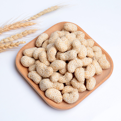 Makanan Cemilan Kacang Mede Tepung Terigu Panggang Dilapisi Wijen Dengan Rasa Renyah dan Renyah